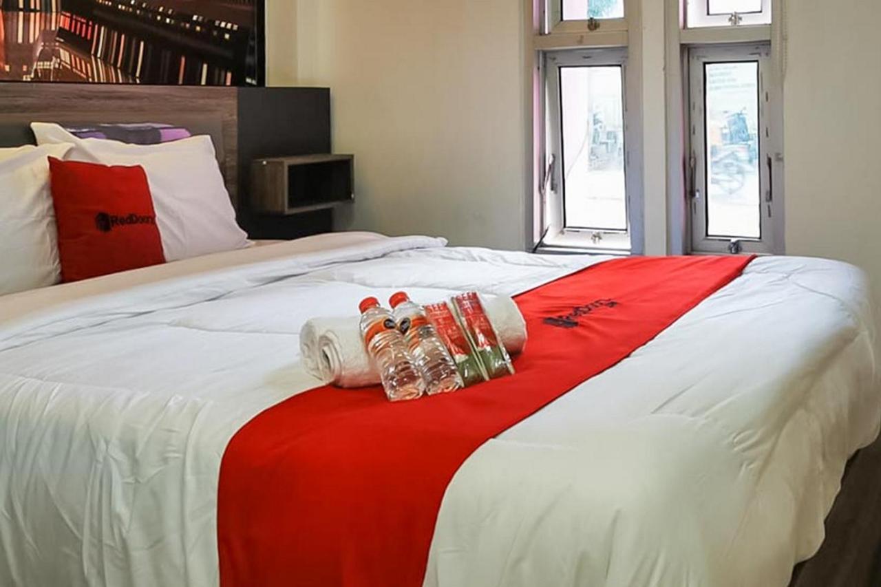 RedDoorz Plus @ Taman Madiun Bagian luar foto